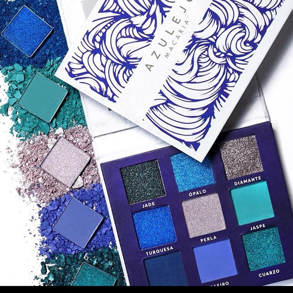 An eyeshadow palette with 9 colors